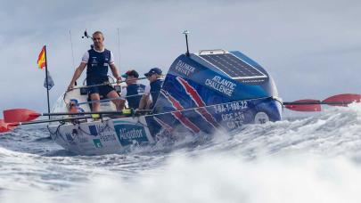 Equipo de remo oceánico Ocean cats en acción