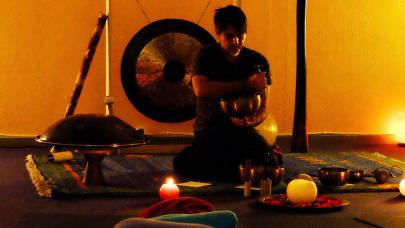 Edgar Tarrés y cuencos tibetanos