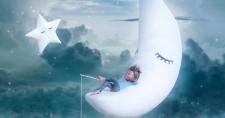 El inquietante sueño de Mónica. Análisis Ilustración de niño subido en la luna pescandoo en un mar de sueños