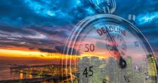 Composición de Ciudad de rascacielos al atardecer con cronómetro cuenta atrás